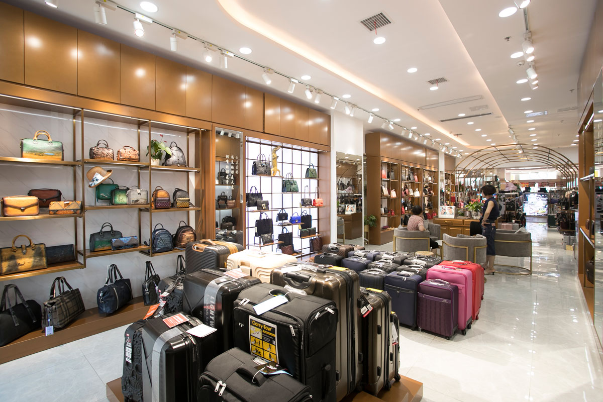 袋鼠皮具高橋店裝修設計效果圖_長沙高橋皮具城裝修_箱包店面裝修案例_長沙裝修公司_永祺商業(yè)裝飾