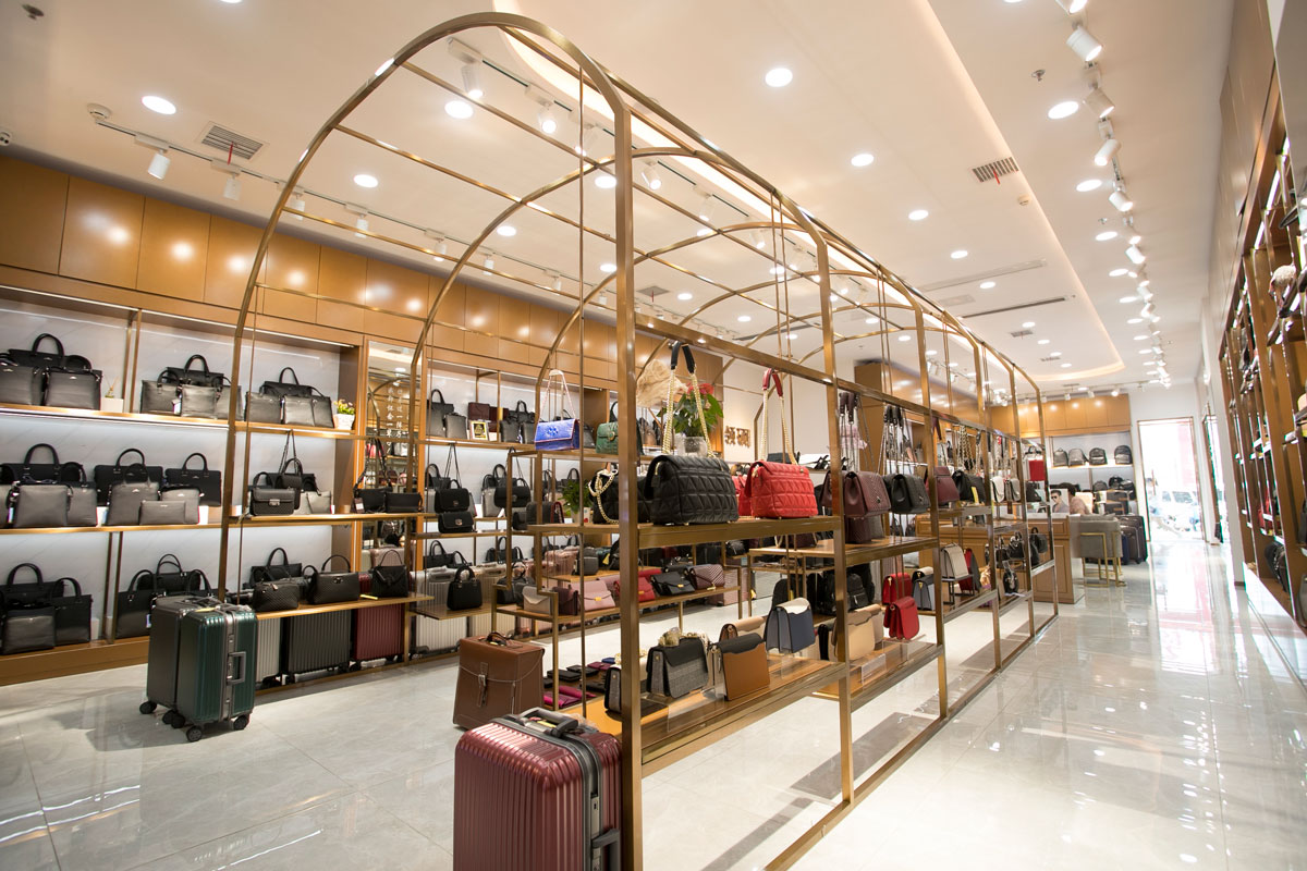 袋鼠皮具高橋店裝修設計效果圖_長沙高橋皮具城裝修_箱包店面裝修案例_長沙裝修公司_永祺商業(yè)裝飾