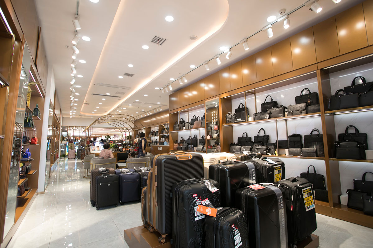 袋鼠皮具高橋店裝修設計效果圖_長沙高橋皮具城裝修_箱包店面裝修案例_長沙裝修公司_永祺商業(yè)裝飾