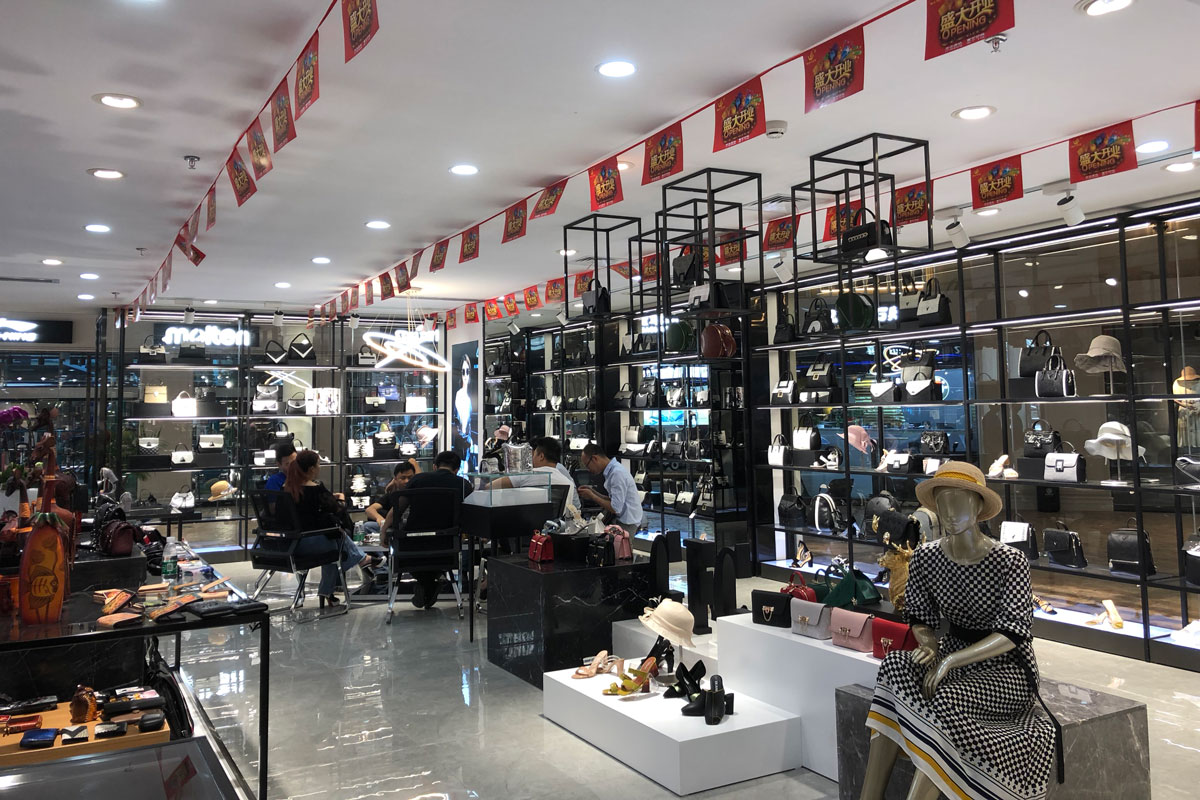 長沙溫爾皮具店裝修設(shè)計效果圖_長沙高橋皮具店裝修_長沙裝修公司_永祺商業(yè)裝飾